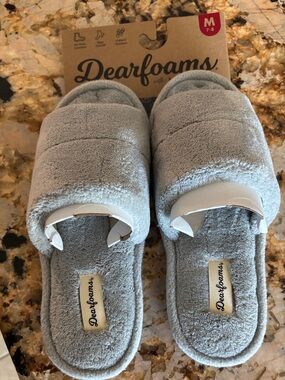 NWT- DEARFOAMS slippers medium